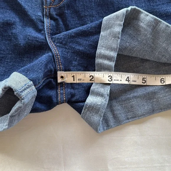 Old Navy Mid Rise Cuffed Dark Denim Shorts 3” Inseam Semi Fitted Stretch Size 6 - Picture 5 of 9